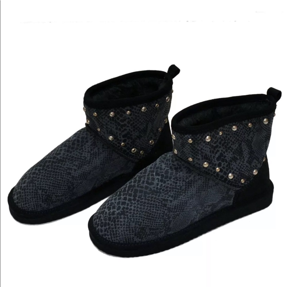 Victoria Secret Pink boots size M (7-8)